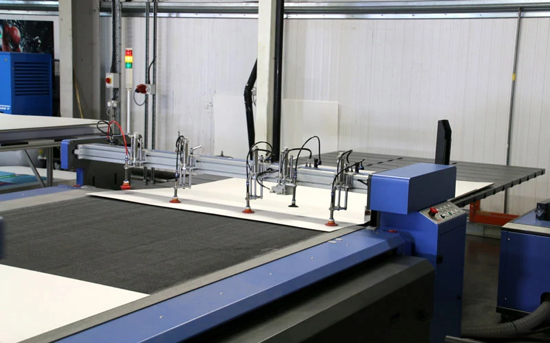Loading table with powerful suction